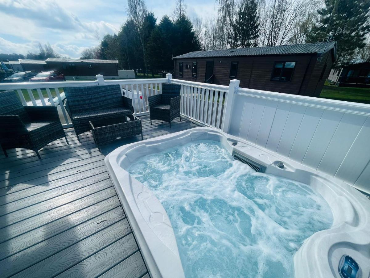 Evergreen Lodge With Hot Tub Йорк Екстер'єр фото