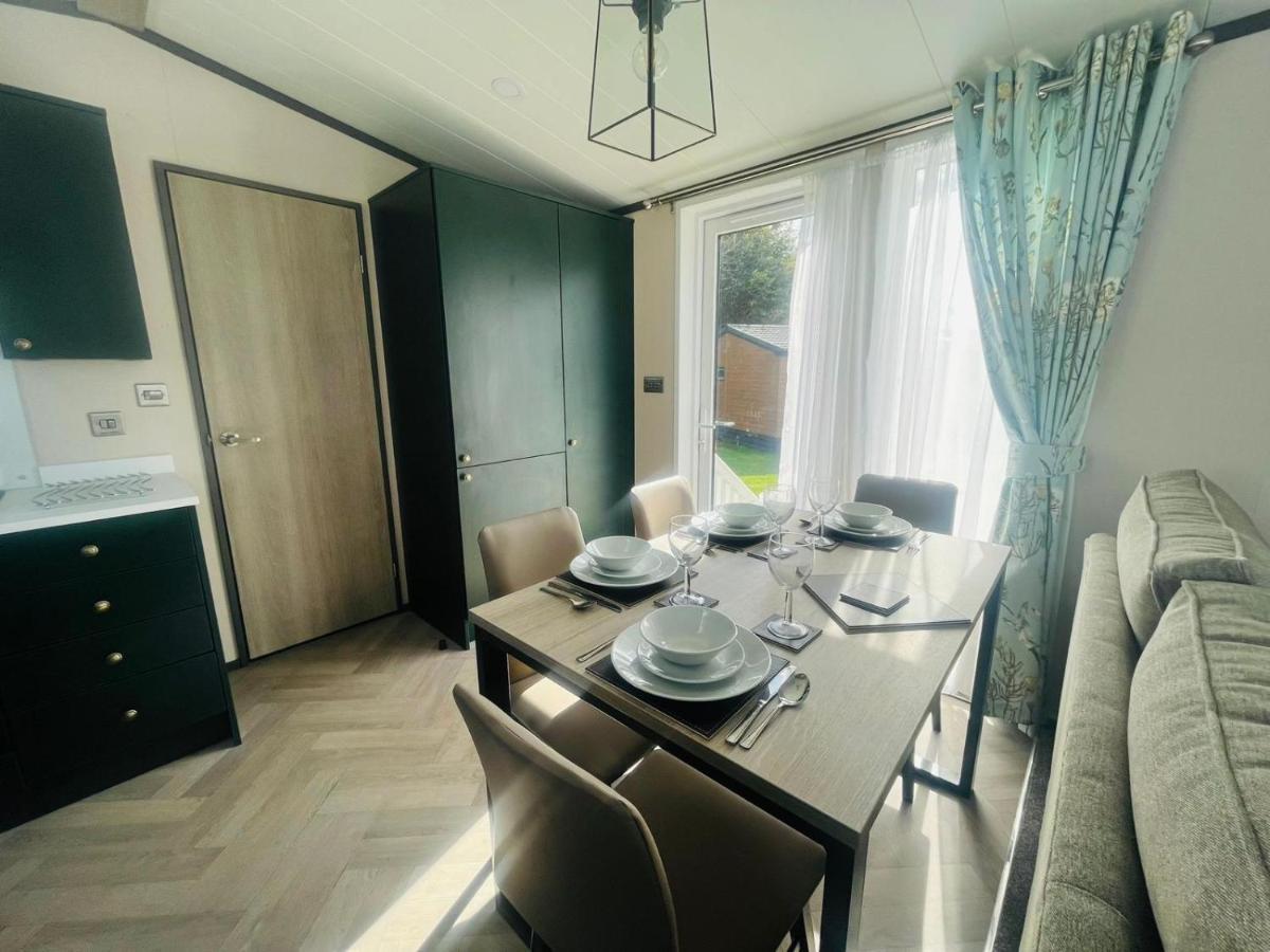 Evergreen Lodge With Hot Tub Йорк Екстер'єр фото